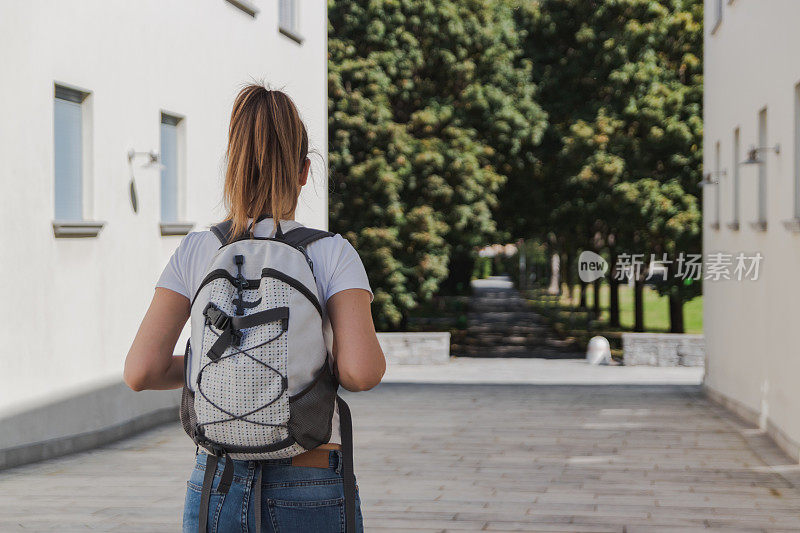 暑假后背着背包去学校的年轻女子
