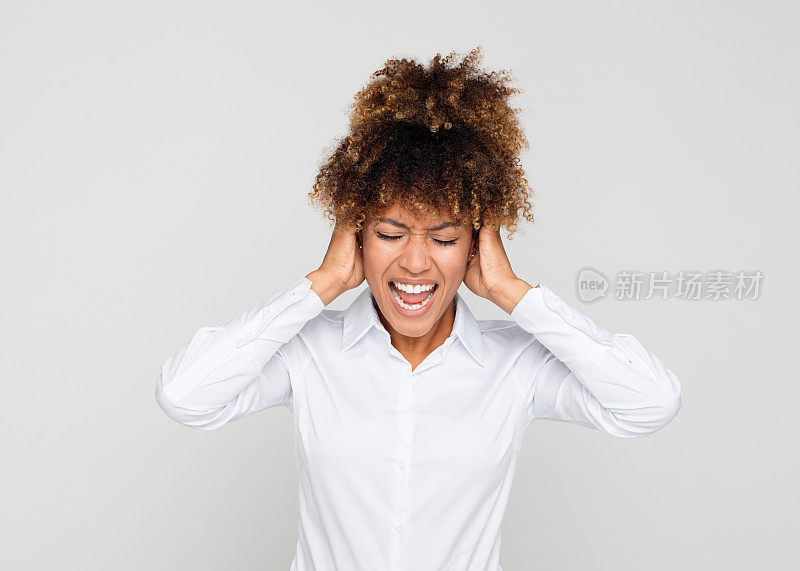 失意女商业专业捂住耳朵
