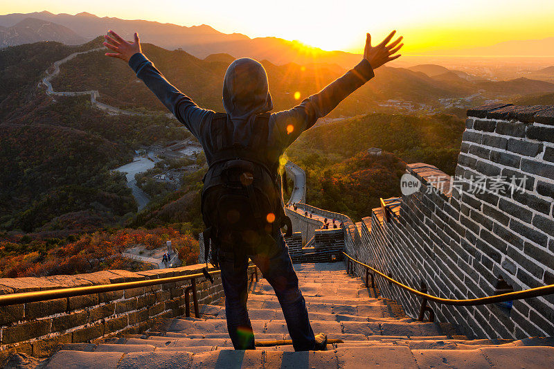 年轻的徒步旅行者在长城，中国北京