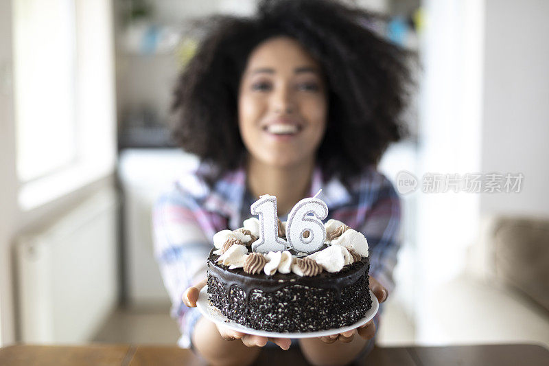 微笑的女人提供一个生日蛋糕