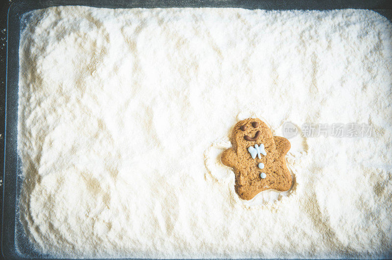 雪天使姜饼人在面粉上做雪天使