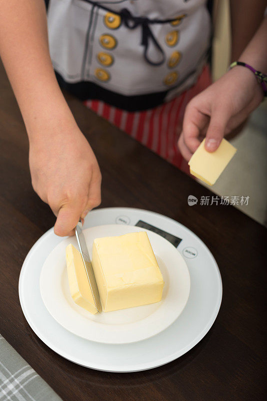 少年男孩和女孩切黄油