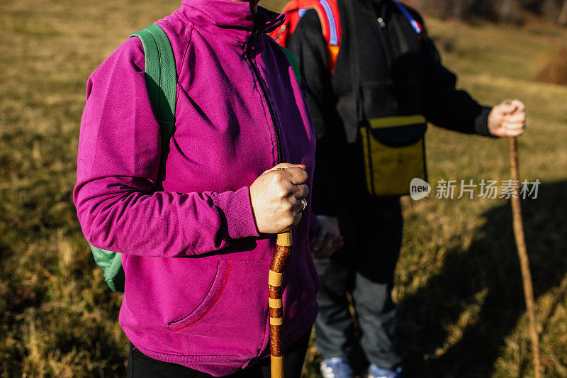 老年夫妇一起徒步旅行