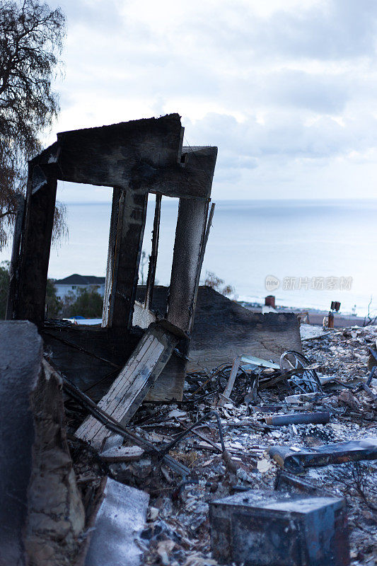 加州马里布:伍尔西火灾余波:燃烧的瓦砾、灰烬、海洋
