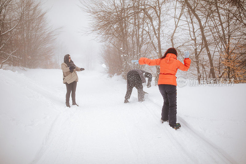 顽皮的成年人在雪地上玩耍