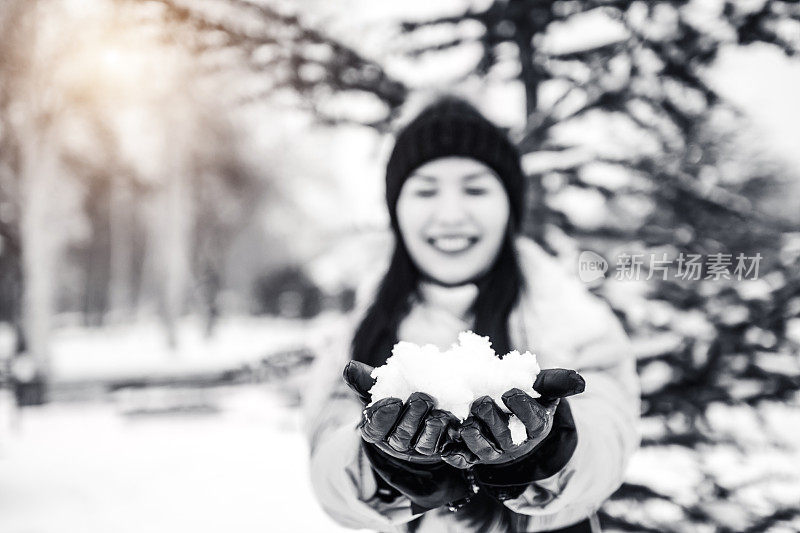 拿着一把雪的女人