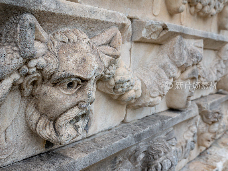 阿佛洛狄西斯古城墙上的古老雕塑