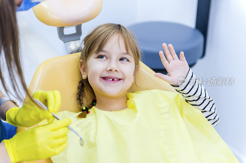 可爱的女孩牙齿检查在牙医的办公室