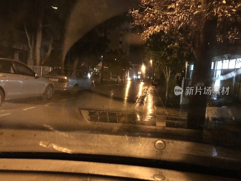 雨点落在汽车的挡风玻璃上