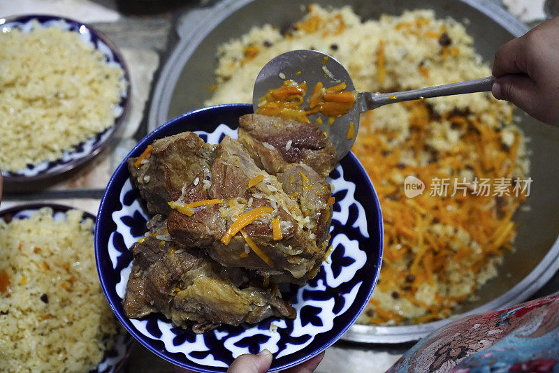 乌兹别克斯坦布哈拉(Bukhara)，一大块准备传统乌兹别克食物肉饭的羊肉