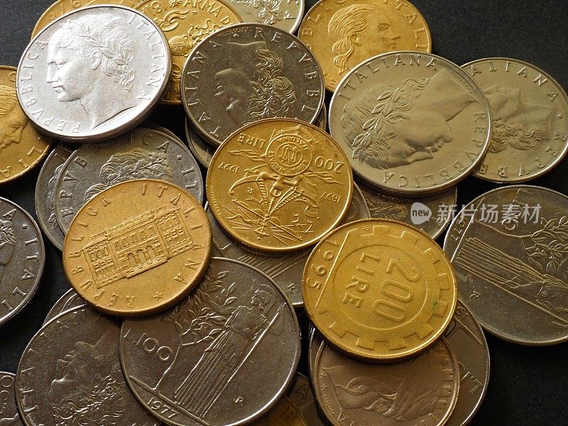 1欧元之前的各种意大利里拉硬币堆