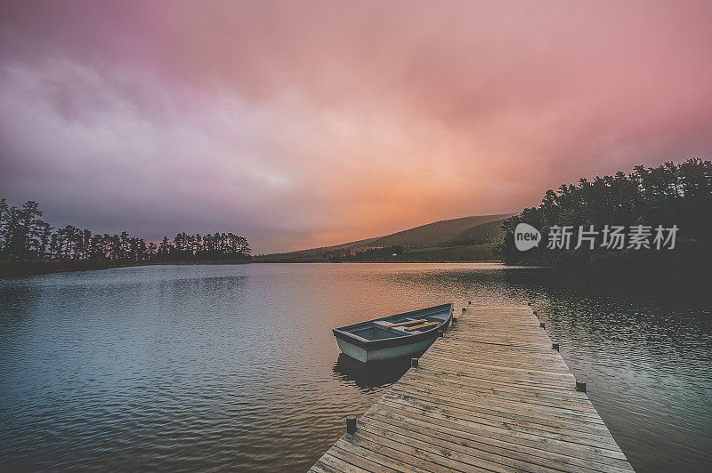 系泊划艇和码头的宁静景象在黎明广角