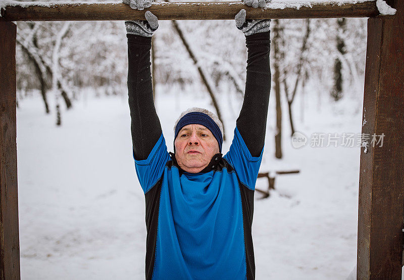 老人在雪中慢跑