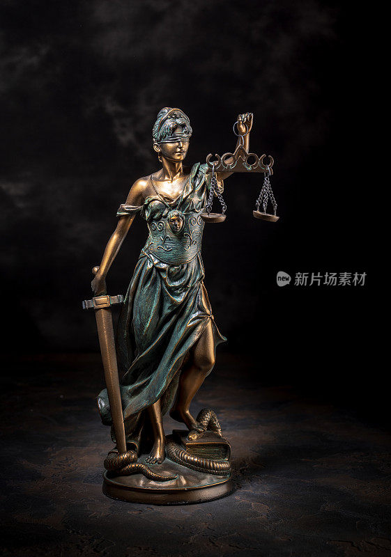 铜质忒弥斯雕塑的摄影，femida或正义女神在黑暗的背景。