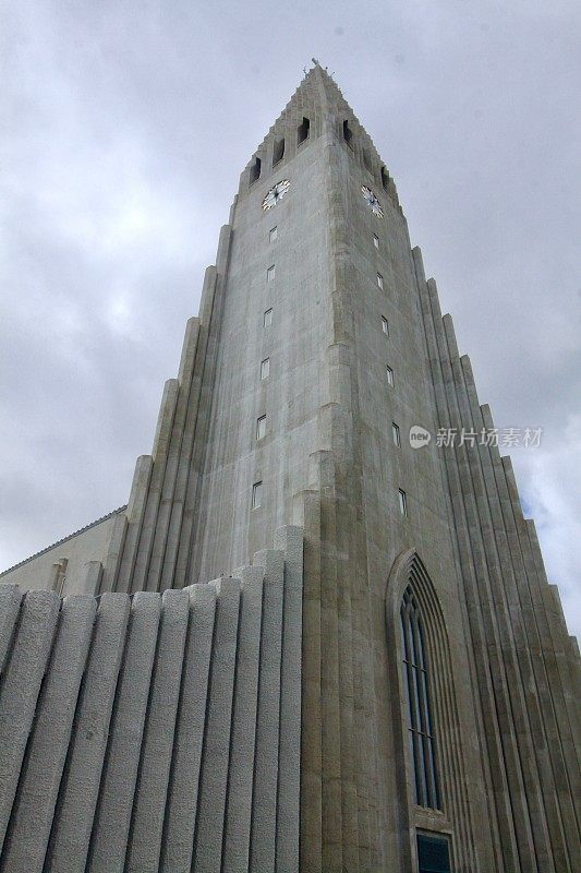 Hallgrimskirkja:一座有着引人注目的塔的现代大教堂