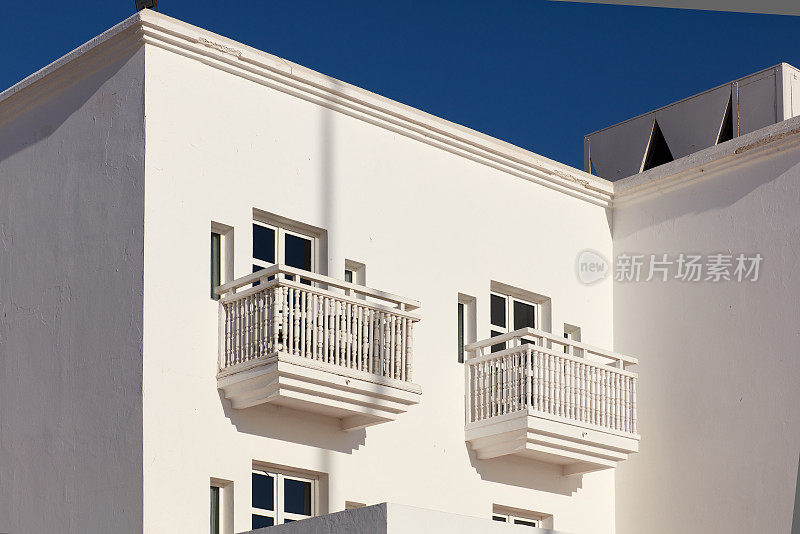 生活房与公寓和阳台在阿拉伯风格与天空的背景。阿加迪尔、摩洛哥