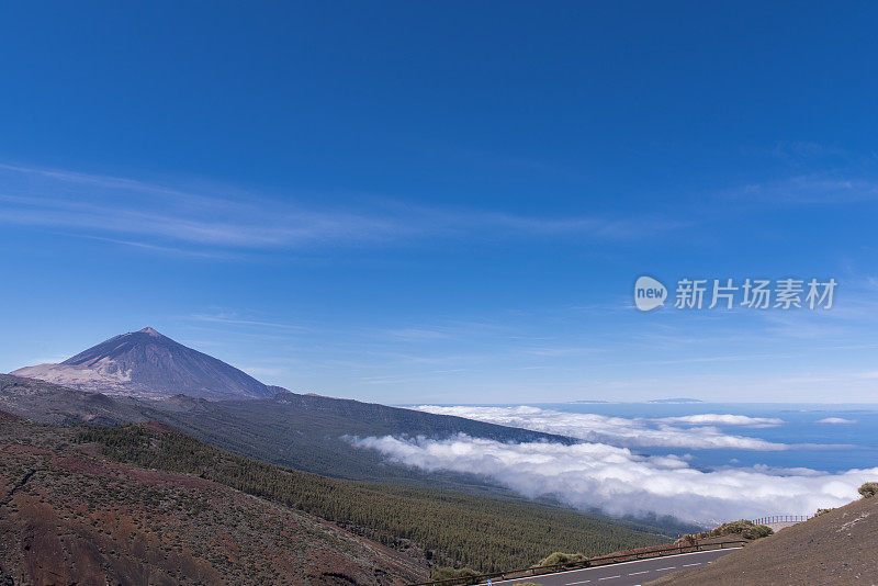 西班牙加那利群岛特内里费岛泰德国家公园冬季的泰德火山全景和大西洋上的“云毯”。