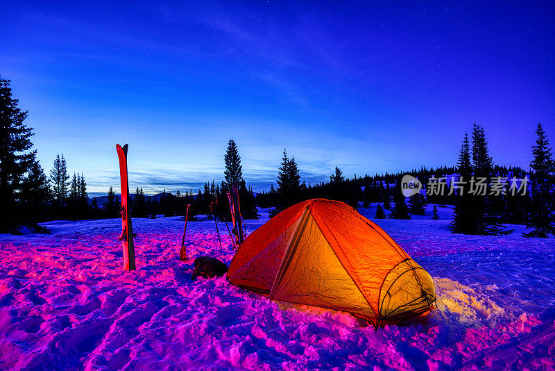 山区冬季滑雪露营