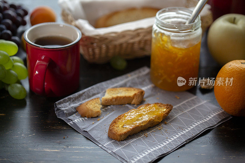 下午茶:烤面包、果酱和水果