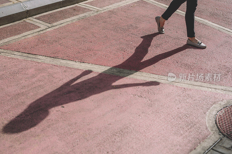 一位亚洲华人女性的腿和她的身体在吉隆坡的小巷