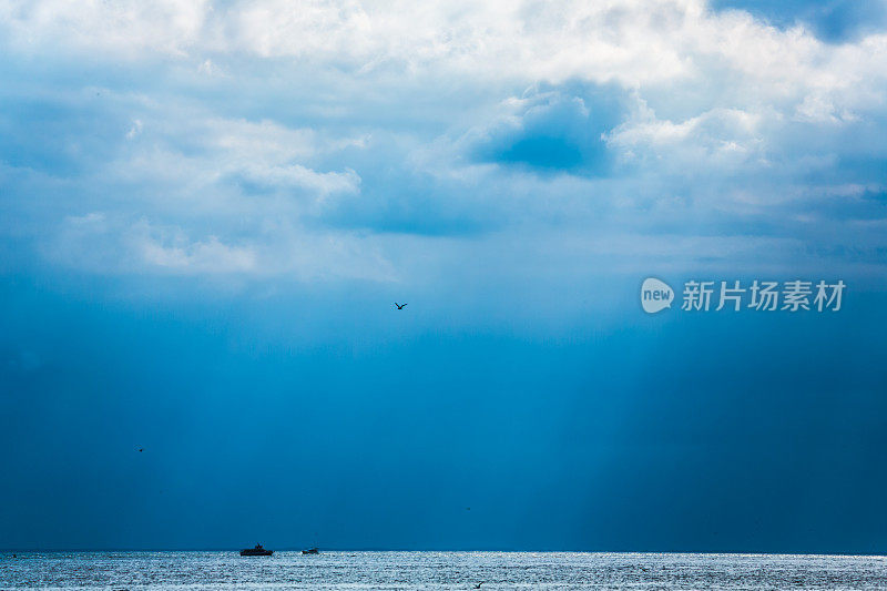 黎明的阳光照在海面上