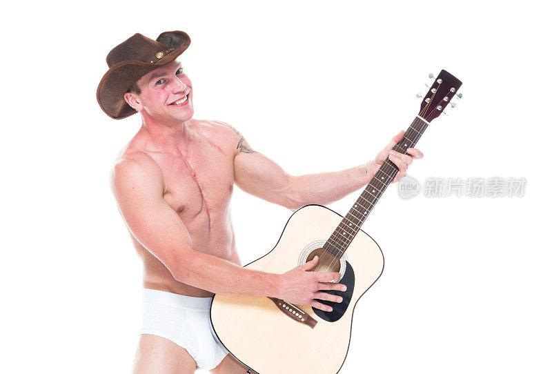 赤裸的牛仔在弹吉他