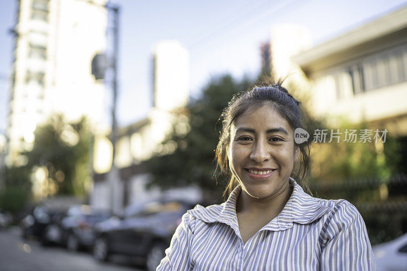 一个拉丁女人在城市街道上的肖像