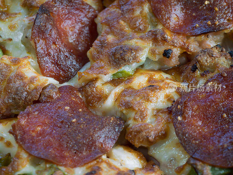 超级意大利披萨配辣香肠和配料特写