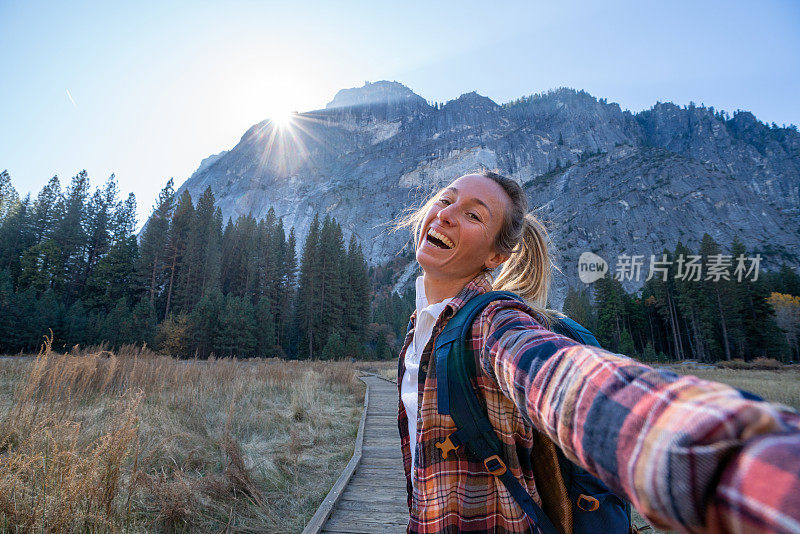 年轻女子在约塞米蒂山谷自拍-徒步旅行的女孩