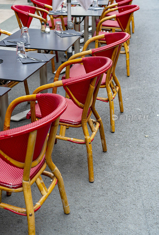 街道外的桌子和椅子café