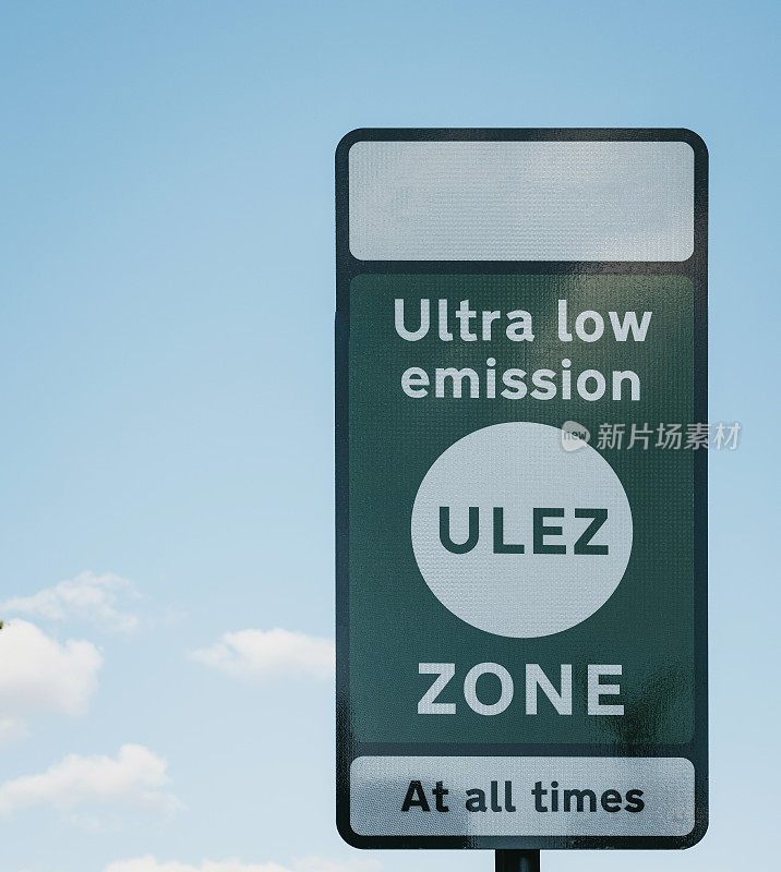 在伦敦的蓝天和云中，标志标明超低排放区(ULEZ)。