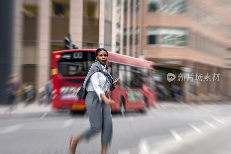 正在过马路的女商人