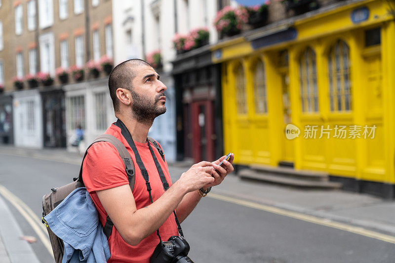 成年旅行者在伦敦街头用智能手机寻找方向
