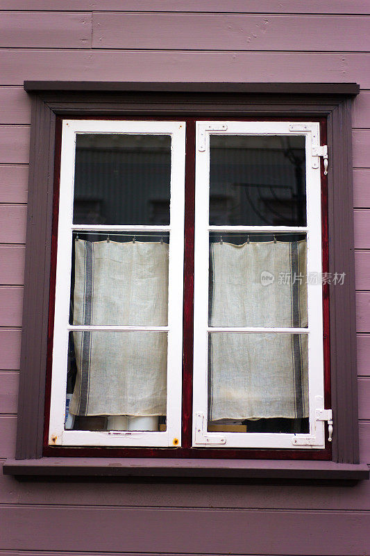 冰岛，雷克雅未克:淡紫色房子里的老棕色窗户