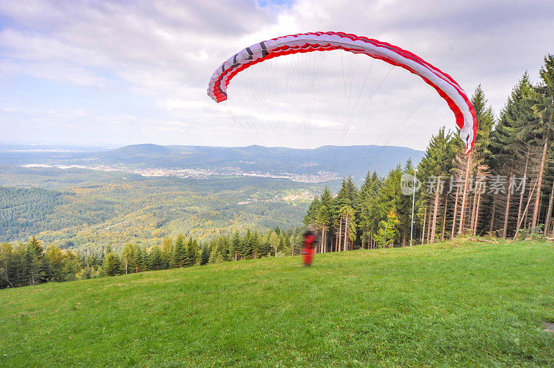德国巴登-巴登的滑翔伞