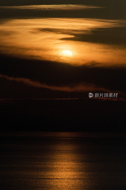 希腊莱斯博斯岛(Lesbos)的莫利沃斯山(Mithymna)上的日落和云景