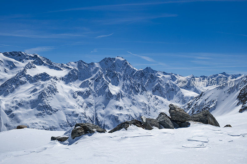 在一个美丽的冬日里，奥地利的蒂勒阿尔卑斯雪景