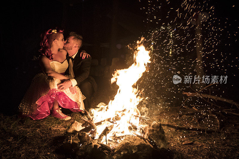 丈夫和妻子在篝火旁取暖