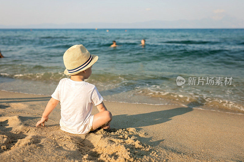 在海滩上快乐的小男孩