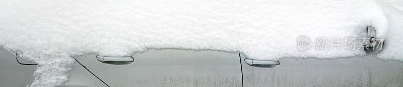 汽车上覆盖着一层雪。