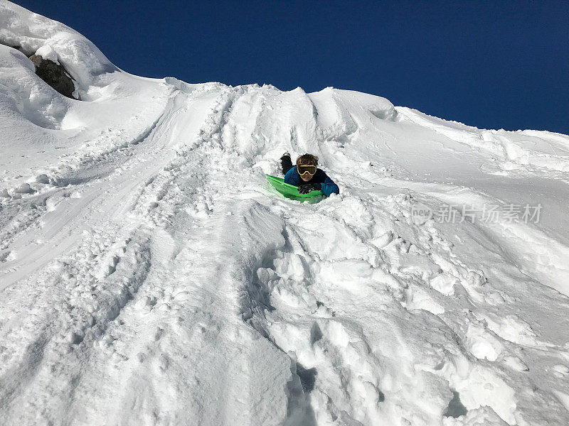 和千禧一代和孩子一起玩雪撬冒险