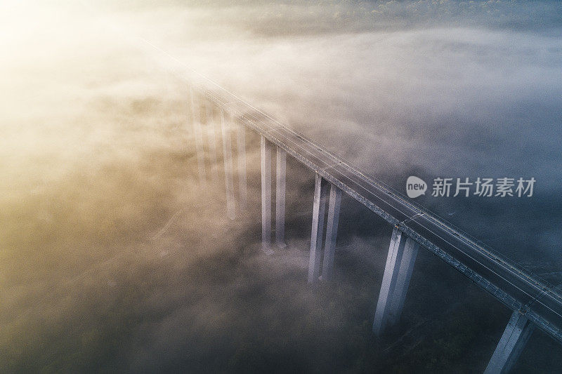 高架桥上的高速公路鸟瞰图，高科技工程建设，赭色的景观和天空中的低云。