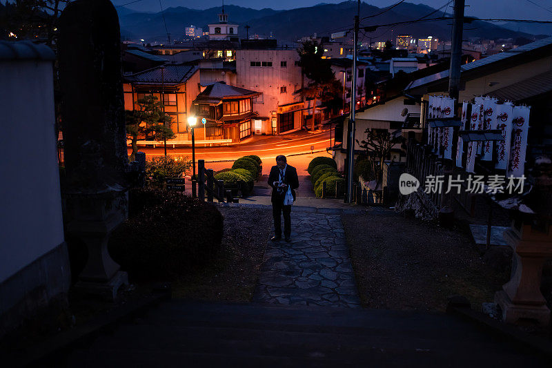 日本高山与东山步道和寺庙入口在黑暗的夜晚与当地日本人