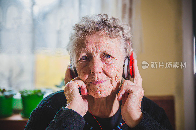 戴着耳机的老妇人