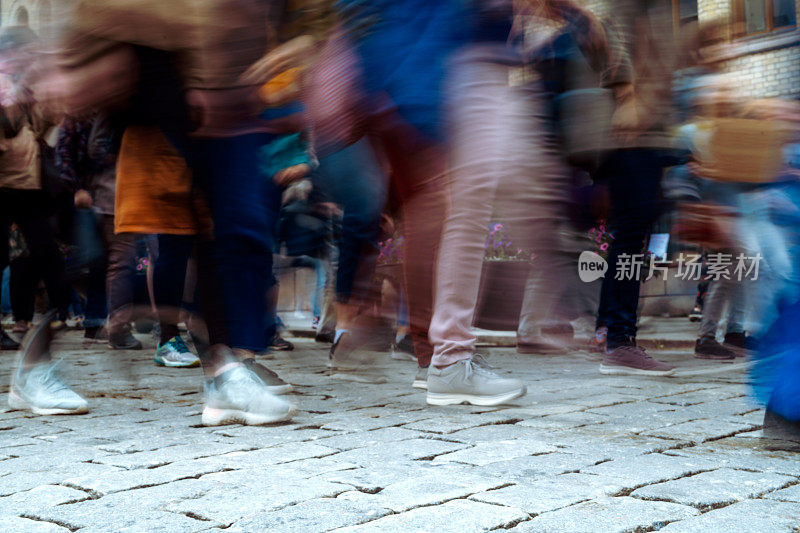 拥挤的街道和模糊的运动在城市中，多民族人群在奥斯陆，挪威