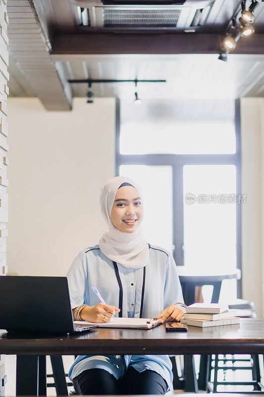 年轻的穆斯林女性在线企业家
