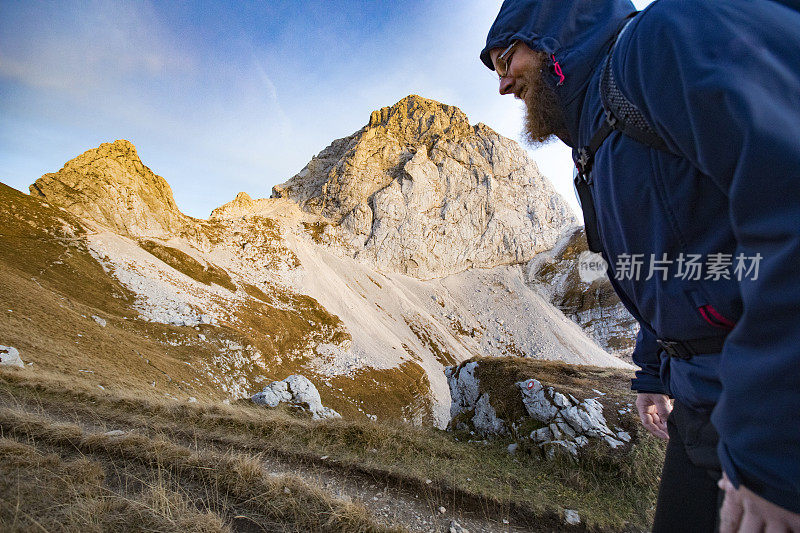 一个成年人在斯洛文尼亚探索朱利安阿尔卑斯山