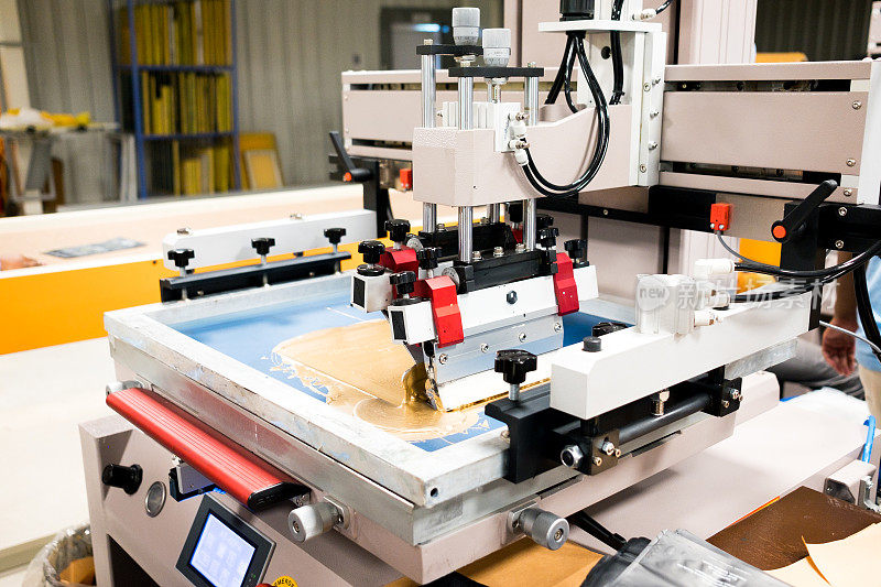 丝网和数码印花机在行动内包装工厂印刷袋