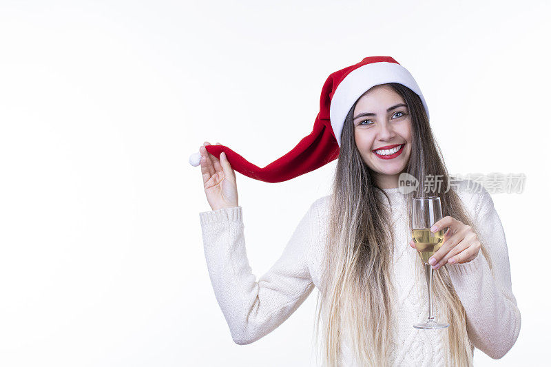 女孩戴着圣诞帽庆祝新年