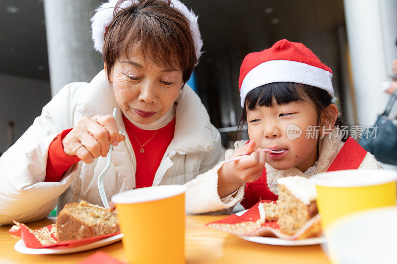 多代同堂享受圣诞节